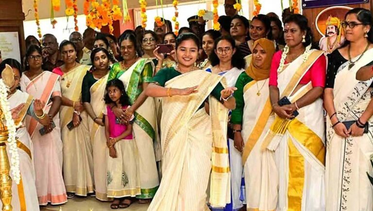 ഓണാഘോഷത്തില്‍ തിരുവാതിരക്കളിയ്ക്ക് ചുവട് വച്ച് എറണാകുളം കലക്ടര്‍