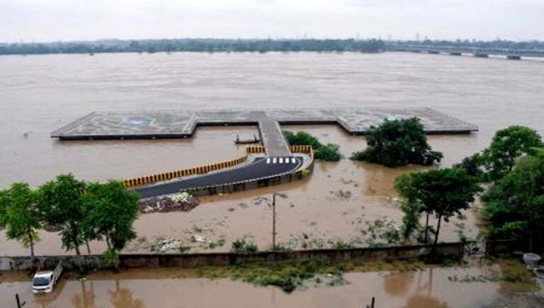ഗംഗയും യമുനയും കരകവിഞ്ഞു; ഉത്തരേന്ത്യൻ സംസ്ഥാനങ്ങളിൽ മഴക്കെടുതി രൂക്ഷം, 184 മരണം