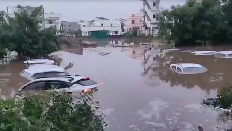 ശക്തമായ മഴയിൽ മുങ്ങി ഗുജറാത്ത്; റോഡുകളും വീടുകളും വെള്ളത്തിൽ
