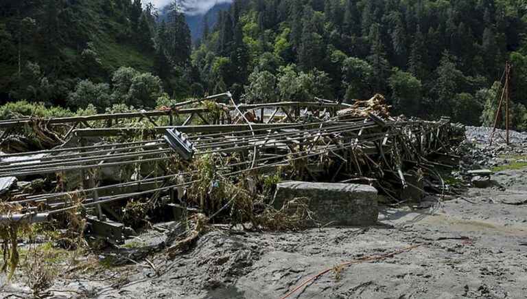ജമ്മു കശ്മീരിൽ മണ്ണിടിച്ചിൽ; പെട്രോൾ പമ്പ് മണ്ണിനടിയിലായി, ഗതാഗതം പൂർണമായും സംതംഭിച്ചു