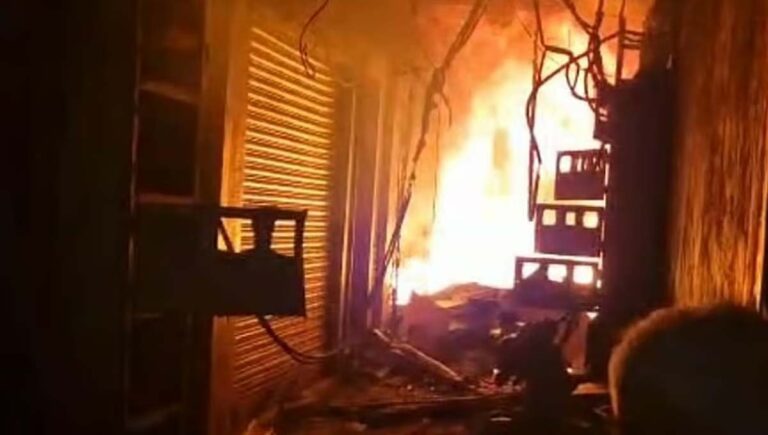 ബംഗളുരുവില്‍ കെട്ടിടത്തിന് തീപിടിച്ച് ഒരാള്‍ മരിച്ചു; നാലുപേര്‍ കുടുങ്ങി കിടക്കുന്നു