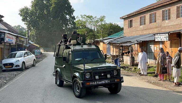 ഓപ്പറേഷന്‍ അഖല്‍ : കശ്മീരില്‍ മൂന്ന് ഭീകരരെ കൂടി സൈന്യം വധിച്ചു