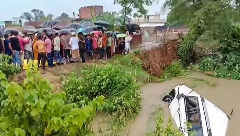 യുപിയിൽ തീർത്ഥാടകരുടെ കാർ കനാലിലേക്ക് മറിഞ്ഞു; 11 മരണം