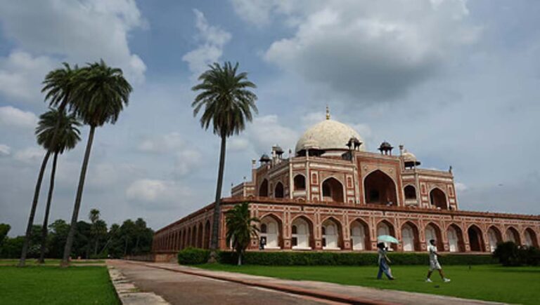 കനത്തമഴയിൽ ഹുമയൂണിന്റെ ശവകുടീരത്തിന്റെ ഒരുഭാഗം തകര്‍ന്നു; ആളുകള്‍ കുടുങ്ങിക്കിടക്കുന്നതായി സംശയം
