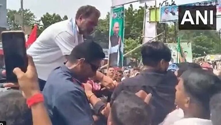 ബിഹാർ വോട്ടര്‍ അധികാര്‍ യാത്ര; കരിങ്കൊടി കാണിച്ച യുവമോര്‍ച്ച പ്രവര്‍ത്തകര്‍ക്ക് മിഠായി നല്‍കി രാഹുല്‍ ഗാന്ധി