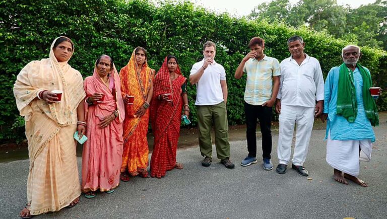 തെരഞ്ഞെടുപ്പ് കമ്മീഷൻ കൊന്നവക്കൊപ്പം ചായ കുടിച്ച് നന്ദി പറഞ്ഞ്‌ രാഹുല്‍ ഗാന്ധി
