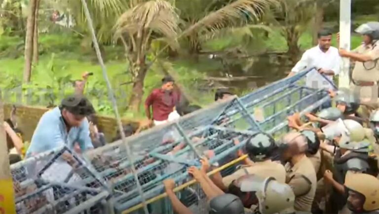 രാഹുൽ മാങ്കൂട്ടത്തിൽ രാജിവെക്കണം; എംഎൽഎ ഓഫീസിലേക്ക് എസ്എഫ്ഐ പ്രതിഷേധം