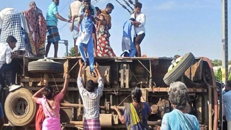 തമിഴ്നാട്‌ കടലൂരിൽ റെയിൽവേ ട്രാക്കിൽ സ്‌കൂൾവാൻ മറിഞ്ഞു; 9 കുട്ടികൾക്ക് പരുക്ക്