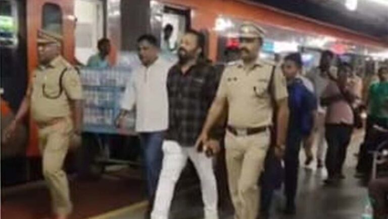 വിവാദങ്ങള്‍ക്കിടെ സുരേഷ് ഗോപി തൃശൂരിലേക്ക്