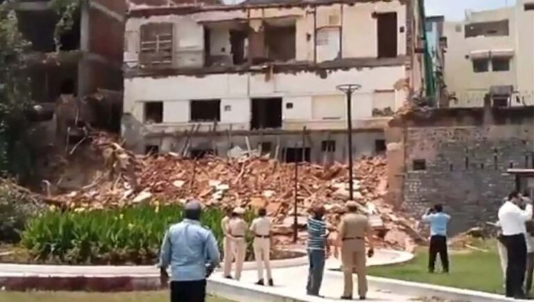 ഡൽഹി ദരിയാഗഞ്ചിലെ സദ്ഭാവന പാർക്കിലെ കെട്ടിടം തകർന്നുവീണു; മൂന്നുമരണം