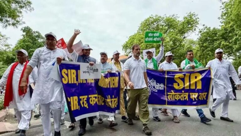 വോട്ടര്‍ അധികാർ യാത്രയ്ക്ക് തുടക്കം; ഭരണഘടനയെ സംരക്ഷിക്കാനുള്ള യുദ്ധമെന്ന് രാഹുല്‍ ഗാന്ധി