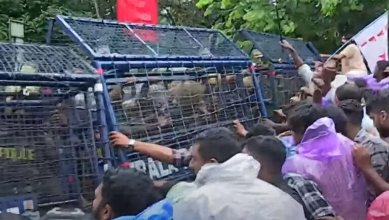 വോട്ടര്‍ പട്ടിക ക്രമക്കേട്; ത്യശൂരിൽ സുരേഷ് ഗോപിയുടെ ഓഫീസിലേക്ക് ഡിവൈഎഫ്ഐ മാര്‍ച്ചിൽ സംഘര്‍ഷം