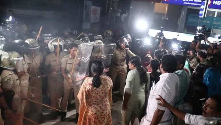 യൂത്ത് കോൺഗ്രസ് ക്ലിഫ് ഹൗസ് മാർച്ച്; തീപന്തം എറിഞ്ഞ പ്രവർത്തകർക്കെതിരെ വധശ്രമത്തിന് കേസ്