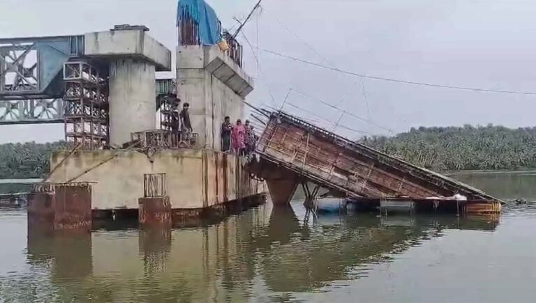 കൊയിലാണ്ടി തോരായിക്കടവിൽ പുതുതായി നിർമിക്കുന്ന പാലത്തിന്റെ ബീം തകർന്നു വീണു