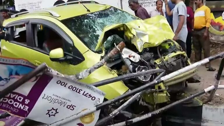 തിരുവനന്തപുരത്ത് അമിത വേഗതയിലെത്തിയ കാർ നടപ്പാതയിലേക്ക് ഇടിച്ചുകയറി 5 പേർക്ക് പരുക്ക്