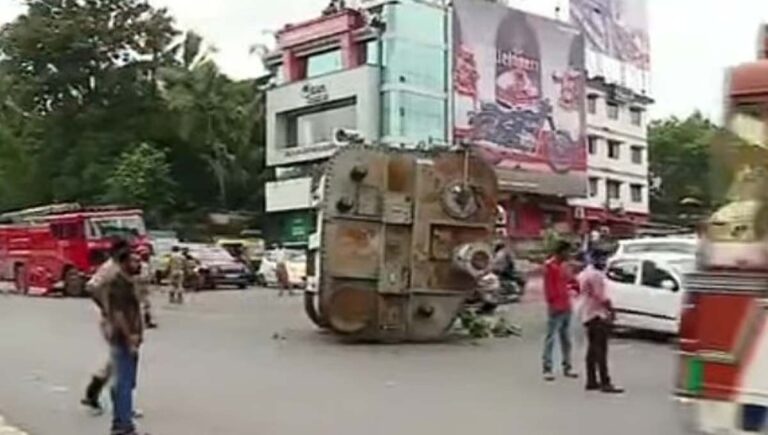 കൊച്ചി സീപോര്‍ട്ട്-എയര്‍പോര്‍ട്ട് റോഡില്‍ ട്രെയിലറില്‍നിന്ന് കൂറ്റന്‍ ട്രാന്‍സ്ഫോര്‍മര്‍ വീണു