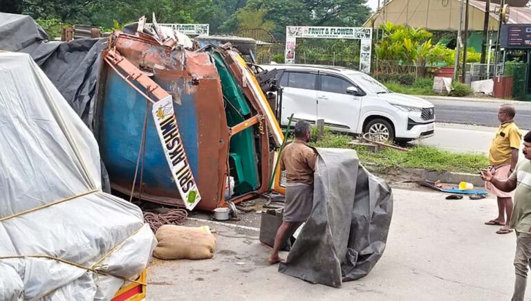 തൃശൂര്‍ ദേശീയപാതയില്‍ ലോറിക്കടിയില്‍പ്പെട്ട് ബൈക്ക് യാത്രികനായ ചുമട്ടുതൊഴിലാളിക്ക് ദാരുണാന്ത്യം