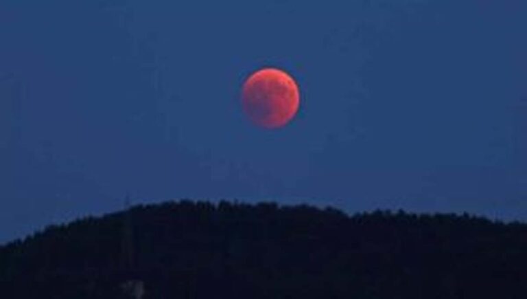 ആകാശത്ത് സമ്പൂര്‍ണ ചന്ദ്രഗ്രഹണ വിസ്മയ കാഴ്ച ഇന്ന്