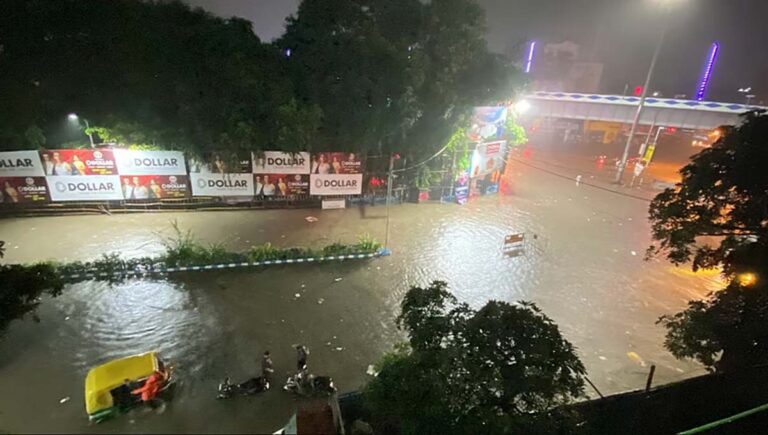 കൊല്‍ക്കത്തയില്‍ കനത്ത മഴയിലും പ്രളയക്കെടുതിയിലും അഞ്ചു മരണം