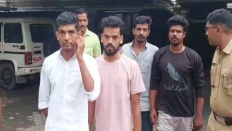 പാലക്കാട് വെടിയുണ്ടകളുമായി നാല് പേർ പിടിയിൽ