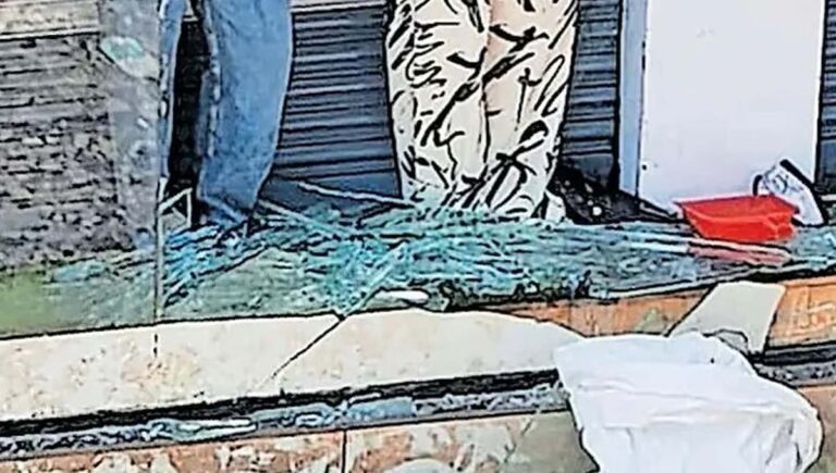 ഓണം ഓഫര്‍ ഷര്‍ട്ട് 99 രൂപ; നാദാപുരത്തെ കടയിൽ ആളുകള്‍ ഇരച്ചുകയറി ചില്ലുതകര്‍ന്ന് ഒട്ടേറെപ്പേര്‍ക്ക് പരിക്ക്