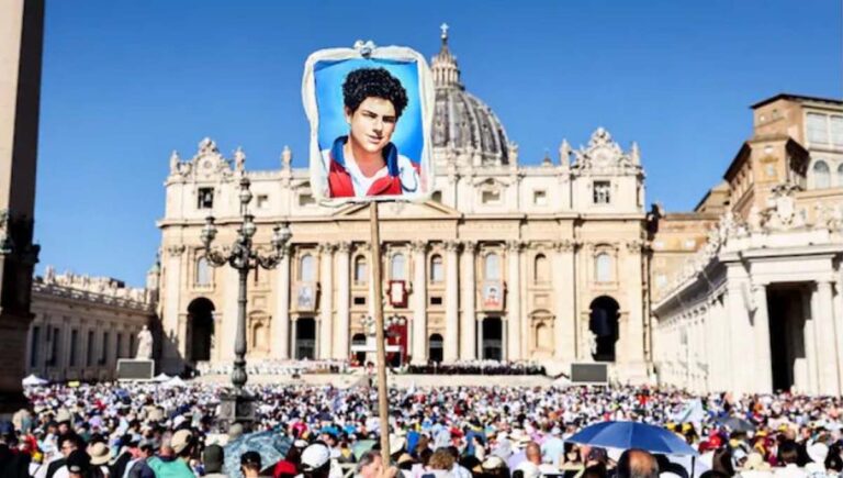 സൈബർ അപ്പസ്‌തോലൻ കാര്‍ലോ അക്യുട്ടിസിനെ മാര്‍പാപ്പ വിശുദ്ധനായി പ്രഖ്യാപിച്ചു