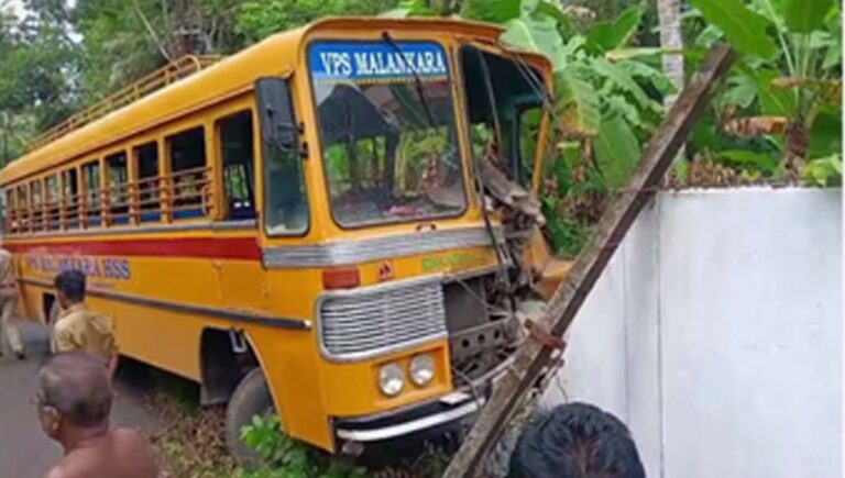 വിഴിഞ്ഞത്ത് സ്കൂൾ ബസ് മതിലിൽ ഇടിച്ചു കയറി; 15 വിദ്യാർഥികൾക്ക് പരുക്ക്