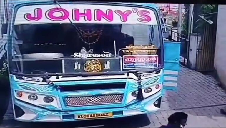 യാത്രക്കാരി ബസിൽ കുഴഞ്ഞു വീണു; രക്ഷകരായി ജീവനക്കാര്‍