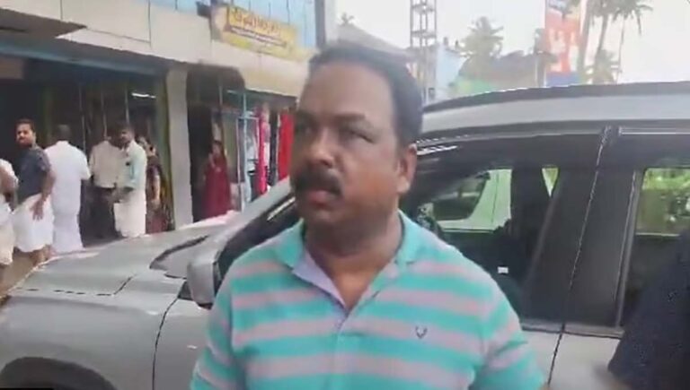 ഇരിങ്ങാലക്കുടയില്‍ എക്‌സൈസ് ഇന്‍സ്‌പെക്ടറുടെ കാറില്‍ നിന്നും രേഖകളില്ലാത്ത വിദേശമദ്യവും പണവും