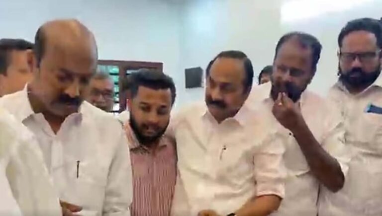 കുന്നംകുളം പോലീസ് സ്റ്റേഷനിലെ മൂന്നാംമുറ; നാലുപൊലീസുകാരും കാക്കി ധരിച്ച് പുറത്തിറങ്ങില്ല : വിഡി സതീശന്‍