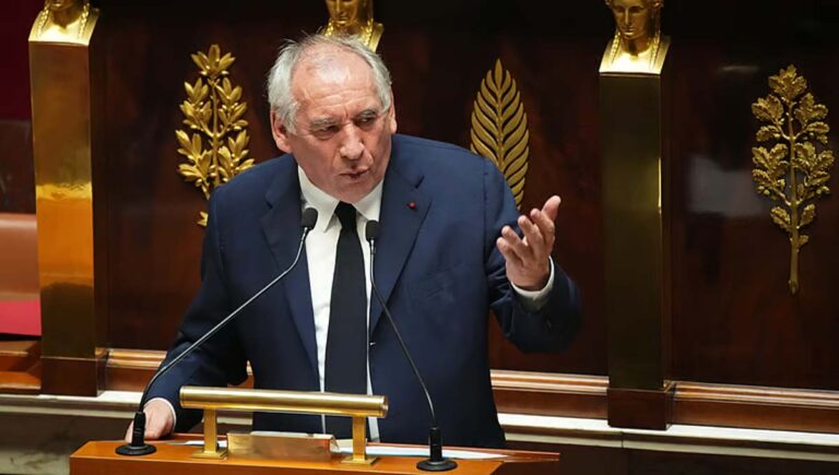 അവിശ്വാസ വോട്ടെടുപ്പില്‍ പരാജയം; ഫ്രാന്‍സില്‍ പ്രധാനമന്ത്രി പുറത്ത്