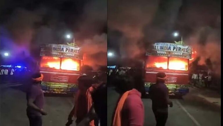 കര്‍ണാടകയിൽ പോത്തിറച്ചിയുമായി പോയ ലോറി ഒരു സംഘം ആളുകള്‍ അഗ്നിക്കിരയാക്കി