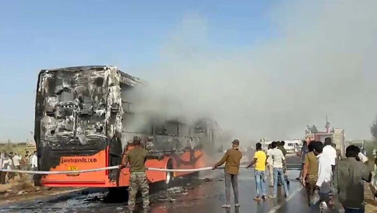 രാജസ്ഥാനില്‍ ബസിന് തീപിടിച്ച് 20 മരണം; 15 പേര്‍ക്ക് പരിക്ക്