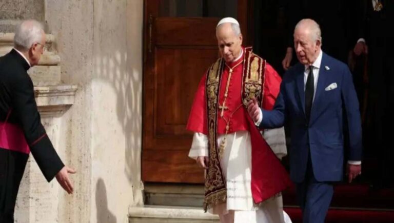 500 വര്‍ഷങ്ങള്‍ക്കിടയില്‍ ആദ്യം; മാര്‍പാപ്പയുമായി സംയുക്ത പ്രാര്‍ത്ഥന നടത്തി ബ്രിട്ടീഷ് രാജാവ്