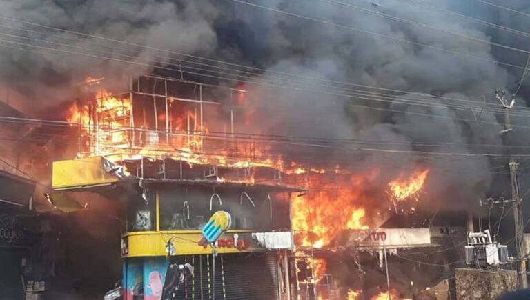 തളിപ്പറമ്പില്‍ വന്‍ തീപിടിത്തം; കെട്ടിടങ്ങള്‍ കത്തിനശിച്ചു