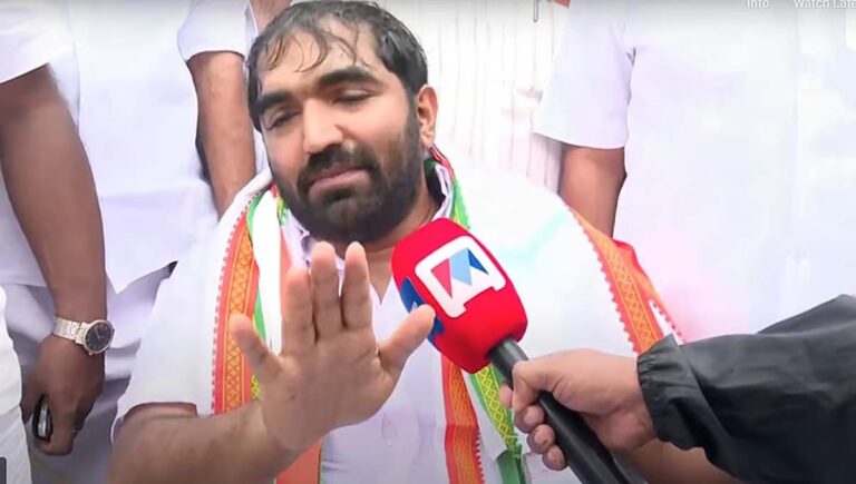 പുതുപ്പള്ളിയിൽ വികസന സദസ്സിന് മുന്നില്‍ കുത്തിയിരുന്ന് പ്രതിഷേധവുമായി ചാണ്ടി ഉമ്മന്‍