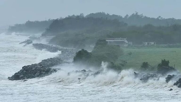കരതൊട്ട മോന്‍- താ ചുഴലിക്കാറ്റിന്റെ ശക്തികുറഞ്ഞു; ആന്ധ്രയില്‍ 6 മരണം