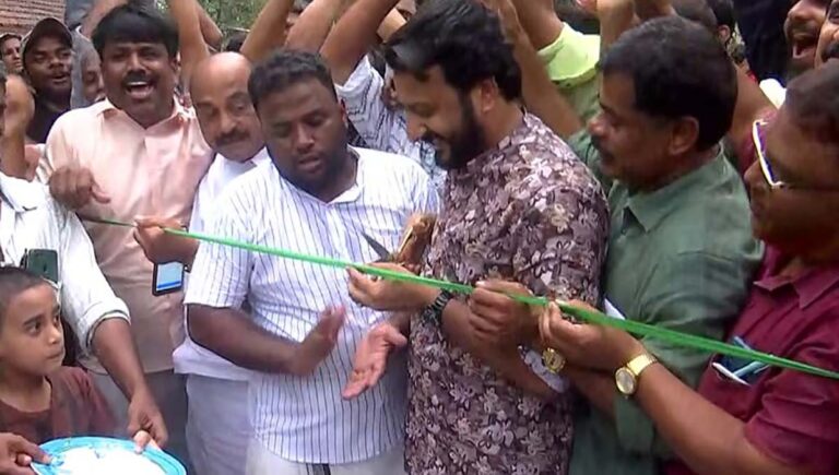 തടഞ്ഞ് ഡിവൈഎഫ്ഐ പ്രവർത്തകർ; പ്രതിഷേധകാരെ അംഗനവാടി ഉദ്ഘാടനത്തിന് ക്ഷണിച്ച് രാഹുൽ മാങ്കൂട്ടത്തിൽ