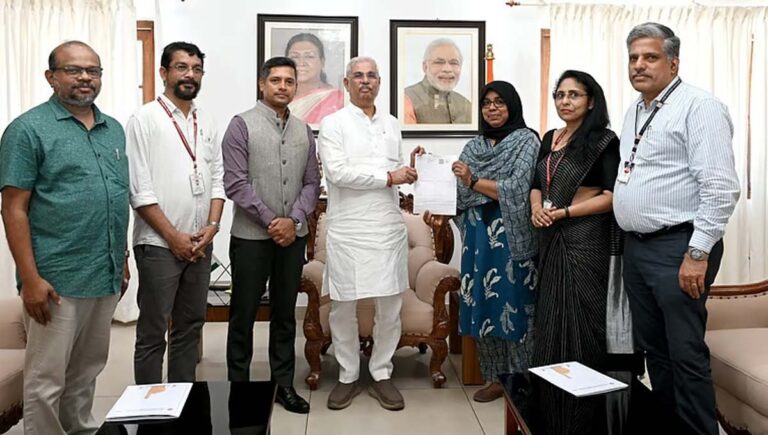 ഗവര്‍ണര്‍ക്ക് എന്യൂമറേഷന്‍ ഫോം നല്‍കി സംസ്ഥാനത്ത് എസ്‌ഐആറിന് തുടക്കം