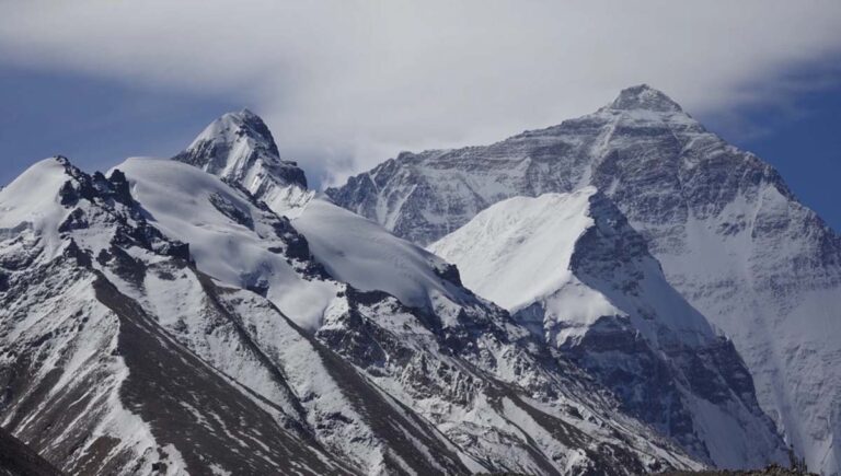 മഞ്ഞുവീഴ്ചയിൽ ആയിരത്തിലധികം പർവ്വതാരോഹകർ എവറസ്റ്റിൽ കുടുങ്ങി കിടക്കുന്നു; ഒരു മരണം, 140 പേരെ രക്ഷപ്പെടുത്തി