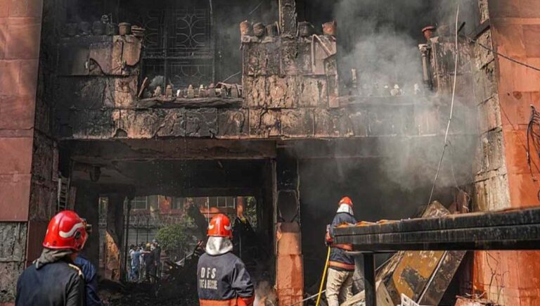 ഡല്‍ഹിയില്‍ എംപിമാരുടെ ഫ്‌ളാറ്റില്‍ തീപിടിത്തം; രണ്ടുനിലകള്‍ പൂര്‍ണമായും കത്തിനശിച്ചു