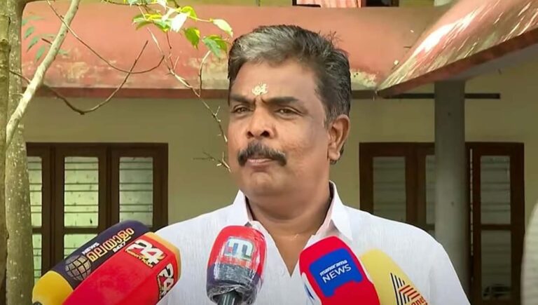 ശബരിമല സ്വര്‍ണപ്പാളി വിവാദം : മുന്‍ അഡ്മിനിസ്‌ട്രേറ്റീവ് ഓഫീസര്‍ മുരാരി ബാബുവിന് സസ്‌പെന്‍ഷന്‍