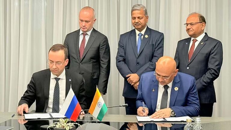 ആദ്യമായി യാത്രാവിമാനം നിര്‍മിക്കാനൊരുങ്ങി ഇന്ത്യ; റഷ്യയുമായി കരാര്‍ ഒപ്പിട്ടു