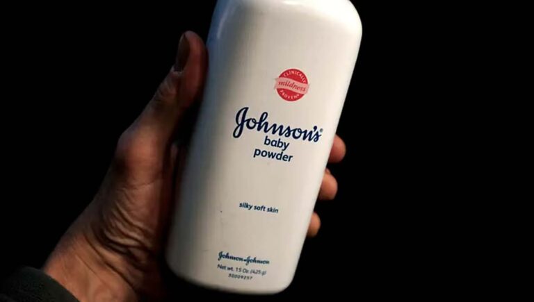 ജോൺസൺസ് ബേബി പൗഡർ ഉപയോഗിച്ച സ്ത്രീ കാൻസർ രോഗം ബാധിച്ച് മരിച്ചു; നഷ്ട പരിഹാരം പ്രഖ്യാപിച്ച് കാലിഫോർണിയ കോടതി