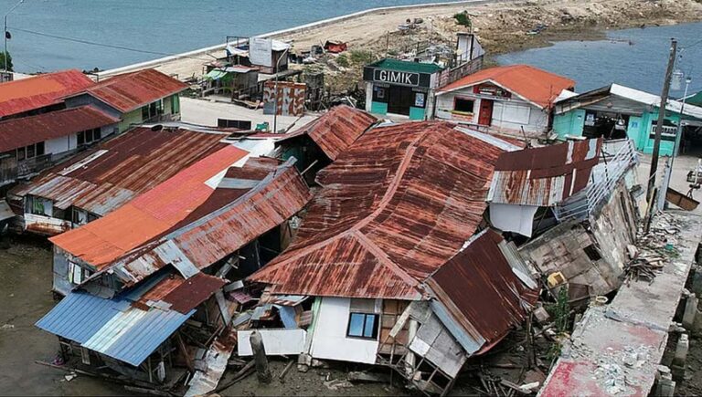 ഫിലിപ്പീന്‍സില്‍ 7.6 തീവ്രത രേഖപ്പെടുത്തിയ വന്‍ ഭൂകമ്പം; സുനാമി മുന്നറിയിപ്പ്