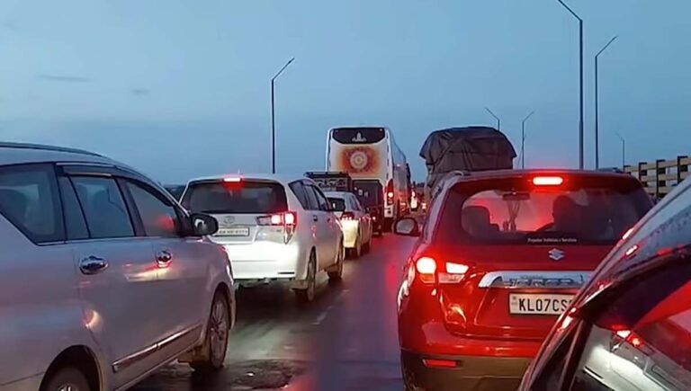 അരൂര്‍ – തുറവൂര്‍ ഉയരപ്പാത നിര്‍മാണ മേഖലയില്‍ വന്‍ ഗതാഗതക്കുരുക്ക്