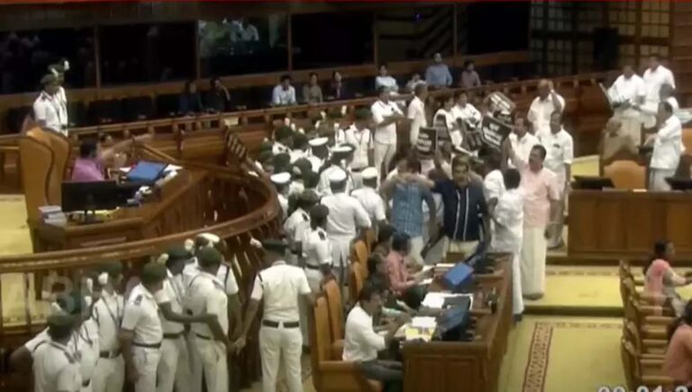 ശബരിമല സ്വർണപാളി വിവാദത്തിൽ നിയമസഭയിൽ ഇന്നും പ്രതിപക്ഷ പ്രതിഷേധം