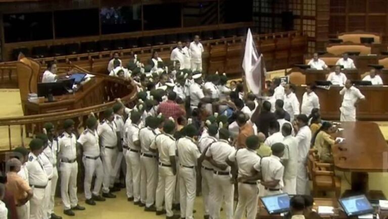 ശബരിമല സ്വർണപാളി വിവാദം; നിയമസഭയിൽ ബാനർ ഉയർത്തി ഇന്നും പ്രതിപക്ഷ പ്രതിഷേധം