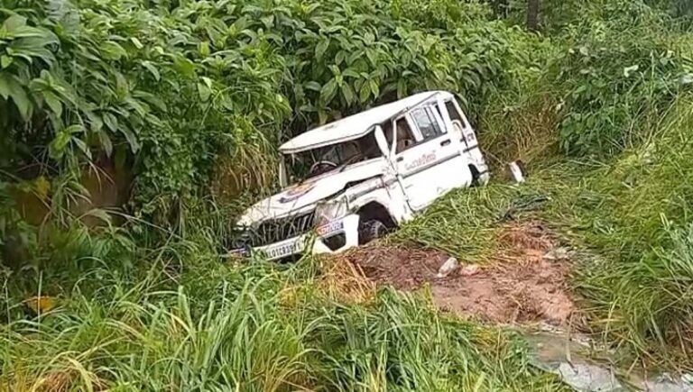 തൃശൂരിൽ പൊലീസ് ജീപ്പ് കാനയിലേക്ക് മറിഞ്ഞു; നടിയെ ആക്രമിക്കപ്പെട്ട കേസിലെ അന്വേഷണ ഉദ്യോഗസ്ഥന് പരിക്ക്