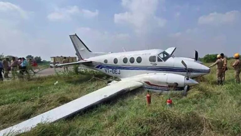 ഉത്തര്‍പ്രദേശിലെ ഫാറൂഖാബാദില്‍ ടേക്ക് ഓഫിനിടെ സ്വകാര്യ വിമാനം റണ്‍വെയില്‍ നിന്ന് തെന്നിമാറി